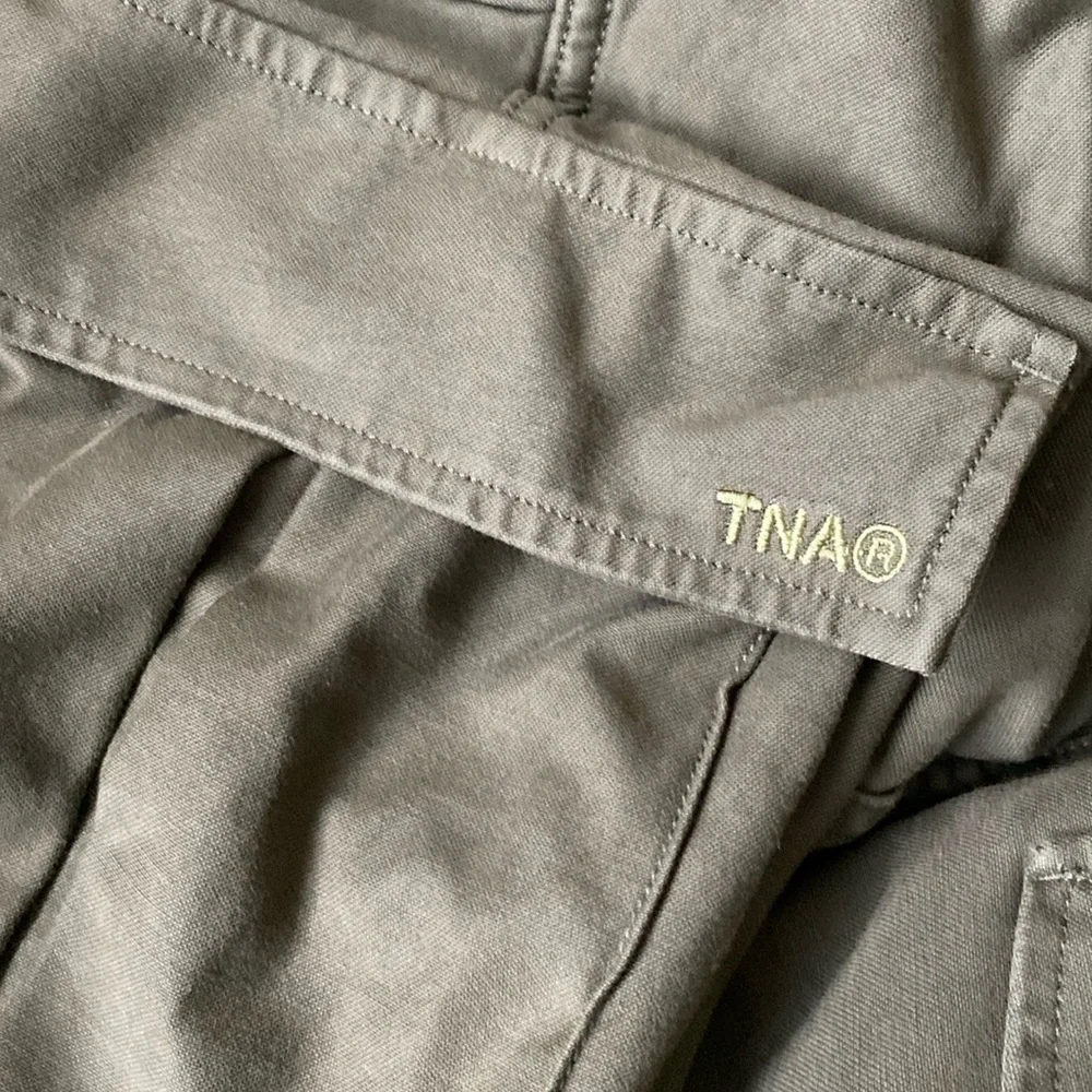 Aritzia TNA Women’s Supply Cargo Pant Size 4 Olive Green spotless new condition